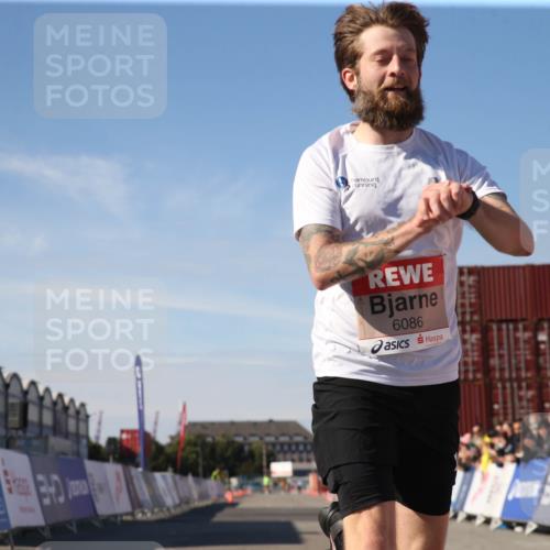 03.10.2025 - Köhlbrandbrückenlauf Jannik Wohlers http://msf.ph/oto/9125809 03.10.2025 12:50:09 Ziel 4035, 6086 meine-sportfotos.de