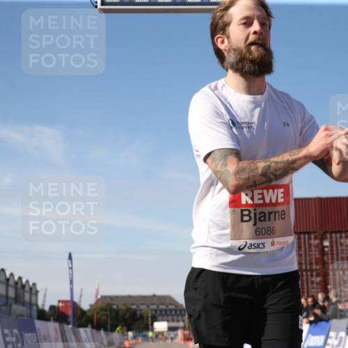 03.10.2025 - Köhlbrandbrückenlauf Jannik Wohlers http://msf.ph/oto/9125810 03.10.2025 12:50:09 Ziel 4035, 6086 meine-sportfotos.de
