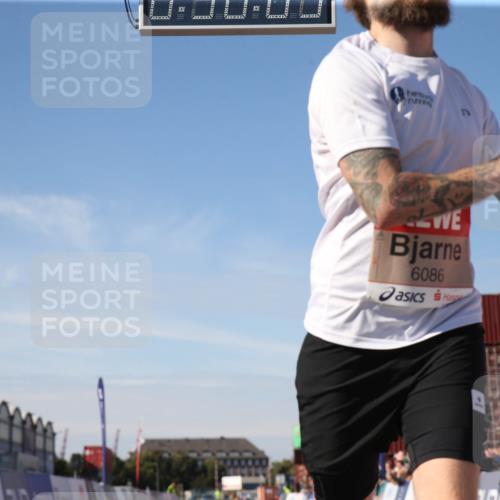 03.10.2025 - Köhlbrandbrückenlauf Jannik Wohlers http://msf.ph/oto/9125812 03.10.2025 12:50:09 Ziel 4035, 6086 meine-sportfotos.de
