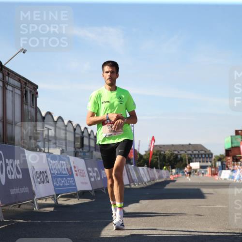 03.10.2025 - Köhlbrandbrückenlauf Jannik Wohlers http://msf.ph/oto/9125814 03.10.2025 12:50:39 Ziel 6248 meine-sportfotos.de