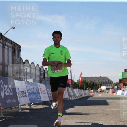 03.10.2025 - Köhlbrandbrückenlauf Jannik Wohlers http://msf.ph/oto/9125815 03.10.2025 12:50:39 Ziel 6248 meine-sportfotos.de
