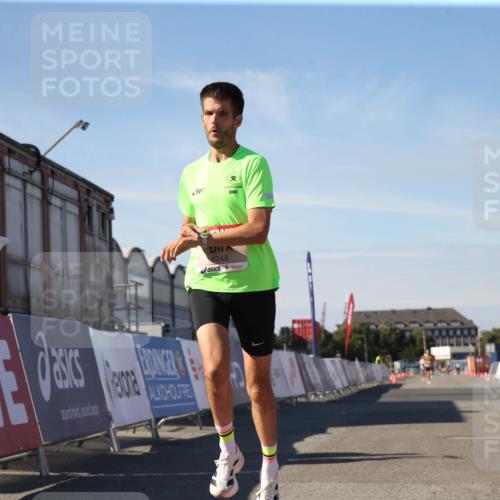03.10.2025 - Köhlbrandbrückenlauf Jannik Wohlers http://msf.ph/oto/9125819 03.10.2025 12:50:39 Ziel 6248 meine-sportfotos.de