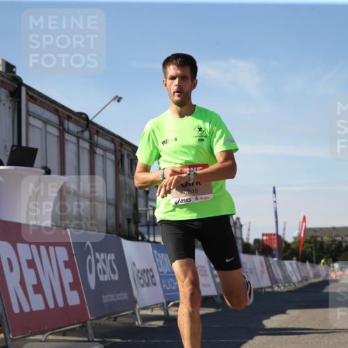 03.10.2025 - Köhlbrandbrückenlauf Jannik Wohlers http://msf.ph/oto/9125823 03.10.2025 12:50:39 Ziel 6248 meine-sportfotos.de