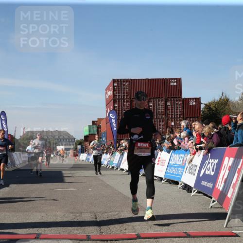 03.10.2025 - Köhlbrandbrückenlauf Jannik Wohlers http://msf.ph/oto/9125850 03.10.2025 12:57:30 Ziel 4105, 4150, 4186, 4518, 6015, 6020, 6122, 6767 meine-sportfotos.de
