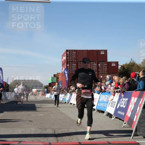 03.10.2025 - Köhlbrandbrückenlauf Jannik Wohlers http://msf.ph/oto/9125853 03.10.2025 12:57:31 Ziel 4105, 4150, 4186, 4518, 6015, 6020, 6122, 6767 meine-sportfotos.de