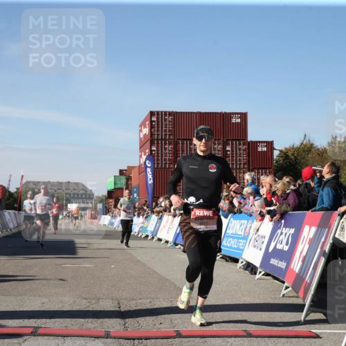 03.10.2025 - Köhlbrandbrückenlauf Jannik Wohlers http://msf.ph/oto/9125854 03.10.2025 12:57:31 Ziel 4105, 4150, 4186, 4518, 6015, 6020, 6122, 6767 meine-sportfotos.de