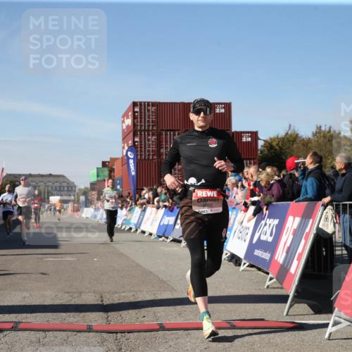 03.10.2025 - Köhlbrandbrückenlauf Jannik Wohlers http://msf.ph/oto/9125858 03.10.2025 12:57:31 Ziel 4105, 4150, 4186, 4518, 6015, 6020, 6122, 6767 meine-sportfotos.de