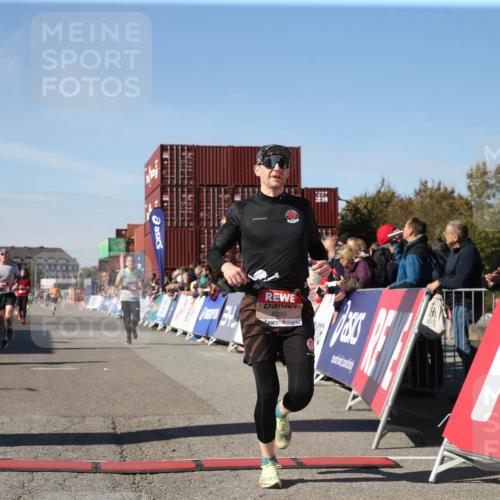 03.10.2025 - Köhlbrandbrückenlauf Jannik Wohlers http://msf.ph/oto/9125859 03.10.2025 12:57:31 Ziel 4105, 4150, 4186, 4518, 6015, 6020, 6122, 6767 meine-sportfotos.de