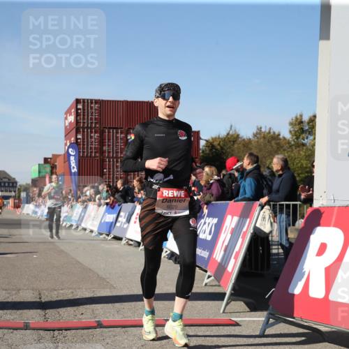 03.10.2025 - Köhlbrandbrückenlauf Jannik Wohlers http://msf.ph/oto/9125862 03.10.2025 12:57:31 Ziel 4105, 4150, 4186, 4518, 6015, 6020, 6122, 6767 meine-sportfotos.de