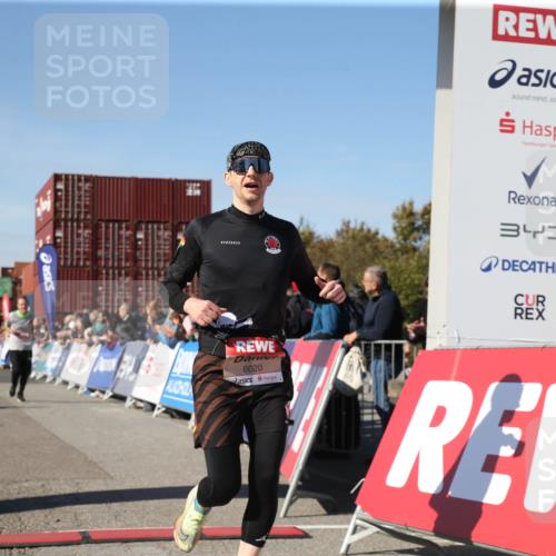 03.10.2025 - Köhlbrandbrückenlauf Jannik Wohlers http://msf.ph/oto/9125864 03.10.2025 12:57:31 Ziel 4105, 4150, 4186, 4518, 6015, 6020, 6122, 6767 meine-sportfotos.de
