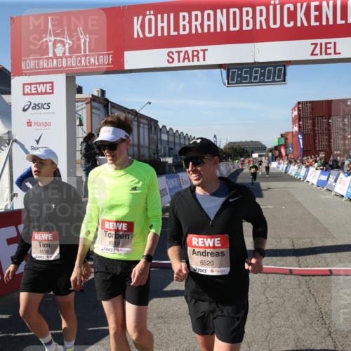 03.10.2025 - Köhlbrandbrückenlauf Jannik Wohlers http://msf.ph/oto/9125898 03.10.2025 12:58:00 Ziel 4046, 4102, 4654, 5669, 5961, 6518, 6519, 6520, 6715 meine-sportfotos.de