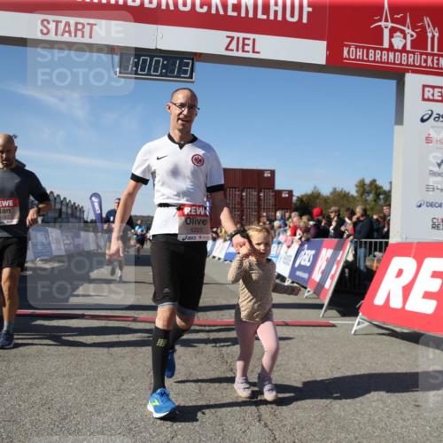 03.10.2025 - Köhlbrandbrückenlauf Jannik Wohlers http://msf.ph/oto/9125951 03.10.2025 13:00:13 Ziel 4020, 4192, 4250, 4261, 4319, 6097, 6203, 6236, 6368, 6760, 6798 meine-sportfotos.de