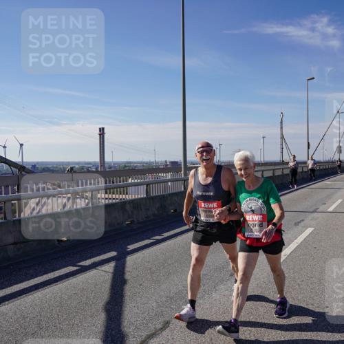 03.10.2025 - Köhlbrandbrückenlauf Michael Burmester http://msf.ph/oto/9125988 03.10.2025 13:10:40 Position 2 6164, 6165 meine-sportfotos.de
