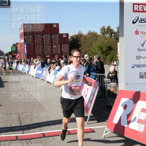03.10.2025 - Köhlbrandbrückenlauf Jannik Wohlers http://msf.ph/oto/9126297 03.10.2025 13:21:53 Ziel 4064, 4067, 4139, 4843, 5329, 5345, 5901, 5981, 6005, 6532, 6662, 6684, 6687 meine-sportfotos.de