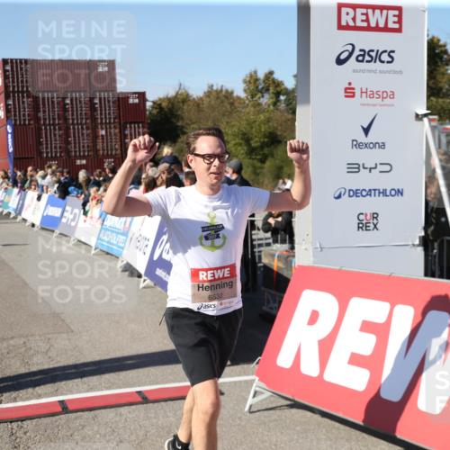 03.10.2025 - Köhlbrandbrückenlauf Jannik Wohlers http://msf.ph/oto/9126303 03.10.2025 13:21:53 Ziel 4064, 4067, 4139, 4843, 5329, 5345, 5901, 5981, 6005, 6532, 6662, 6684, 6687 meine-sportfotos.de