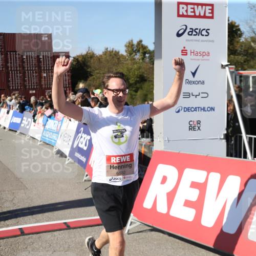 03.10.2025 - Köhlbrandbrückenlauf Jannik Wohlers http://msf.ph/oto/9126306 03.10.2025 13:21:53 Ziel 4064, 4067, 4139, 4843, 5329, 5345, 5901, 5981, 6005, 6532, 6662, 6684, 6687 meine-sportfotos.de