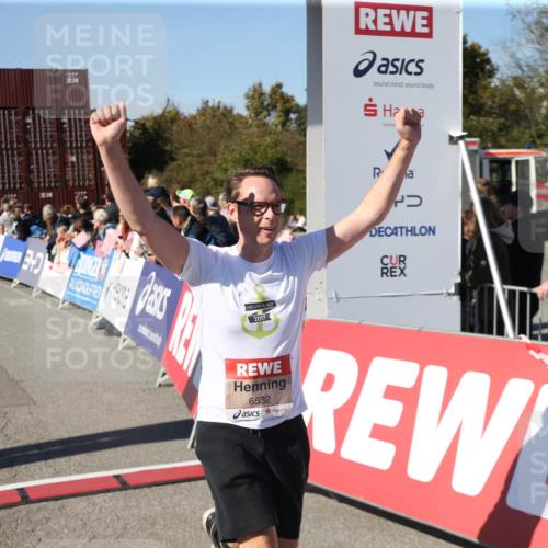 03.10.2025 - Köhlbrandbrückenlauf Jannik Wohlers http://msf.ph/oto/9126307 03.10.2025 13:21:53 Ziel 4064, 4067, 4139, 4843, 5329, 5345, 5901, 5981, 6005, 6532, 6662, 6684, 6687 meine-sportfotos.de