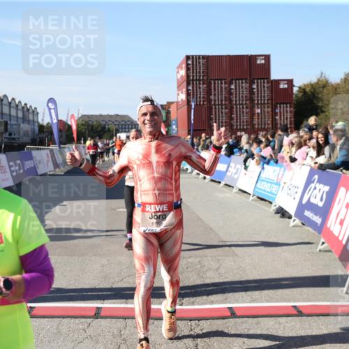 03.10.2025 - Köhlbrandbrückenlauf Jannik Wohlers http://msf.ph/oto/9126482 03.10.2025 13:22:26 Ziel 4239, 5072, 5214, 5235, 5272, 5400, 5401, 5720, 5839, 5851, 5929, 6188 meine-sportfotos.de