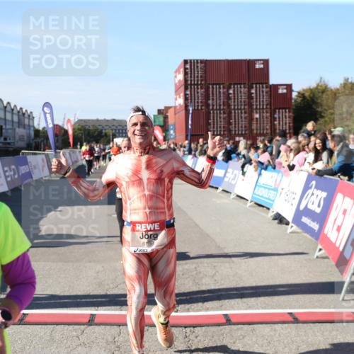 03.10.2025 - Köhlbrandbrückenlauf Jannik Wohlers http://msf.ph/oto/9126485 03.10.2025 13:22:26 Ziel 4239, 5072, 5214, 5235, 5272, 5400, 5401, 5720, 5839, 5851, 5929, 6188 meine-sportfotos.de