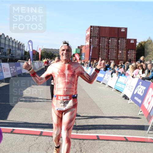 03.10.2025 - Köhlbrandbrückenlauf Jannik Wohlers http://msf.ph/oto/9126493 03.10.2025 13:22:26 Ziel 4239, 5072, 5214, 5235, 5272, 5400, 5401, 5720, 5839, 5851, 5929, 6188 meine-sportfotos.de