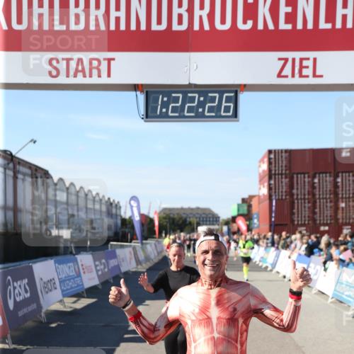 03.10.2025 - Köhlbrandbrückenlauf Jannik Wohlers http://msf.ph/oto/9126495 03.10.2025 13:22:27 Ziel 4239, 5072, 5214, 5272, 5400, 5401, 5720, 5839, 5851, 5929, 6188, 6733 meine-sportfotos.de