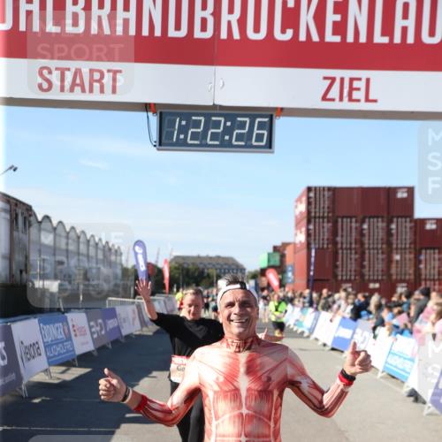 03.10.2025 - Köhlbrandbrückenlauf Jannik Wohlers http://msf.ph/oto/9126496 03.10.2025 13:22:27 Ziel 4239, 5072, 5214, 5272, 5400, 5401, 5720, 5839, 5851, 5929, 6188, 6733 meine-sportfotos.de
