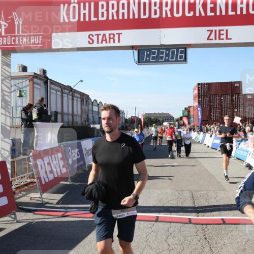 03.10.2025 - Köhlbrandbrückenlauf Jannik Wohlers http://msf.ph/oto/9126663 03.10.2025 13:23:06 Ziel 4350, 4904, 4905, 4964, 4987, 5076, 5189, 5573, 5712, 5716, 5812, 6027, 6070, 6071 meine-sportfotos.de