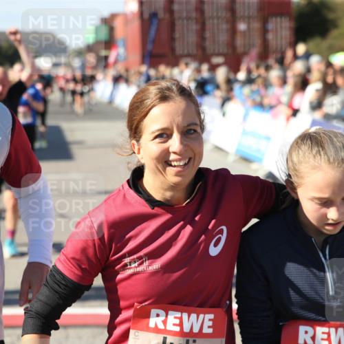 03.10.2025 - Köhlbrandbrückenlauf Jannik Wohlers http://msf.ph/oto/9126813 03.10.2025 13:23:53 Ziel 4285, 4465, 4647, 4918, 5081, 5093, 5361, 5431, 5709, 5742, 6728 meine-sportfotos.de
