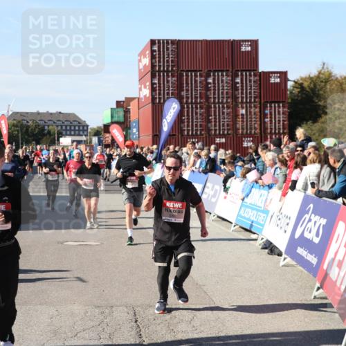 03.10.2025 - Köhlbrandbrückenlauf Jannik Wohlers http://msf.ph/oto/9126857 03.10.2025 13:24:00 Ziel 4647, 4918, 5081, 5106, 5361, 5387, 5389, 5419, 5431, 5709, 5742, 6442, 6443, 6557 meine-sportfotos.de