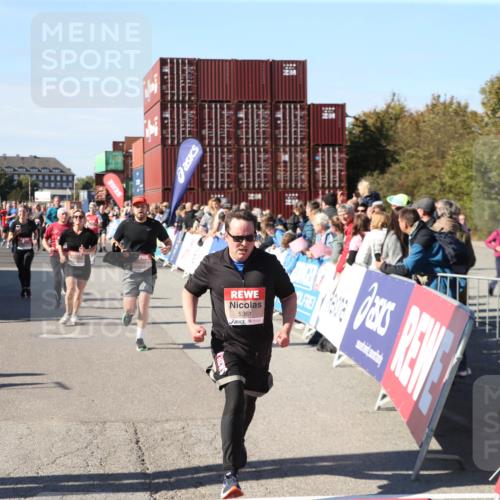 03.10.2025 - Köhlbrandbrückenlauf Jannik Wohlers http://msf.ph/oto/9126864 03.10.2025 13:24:00 Ziel 4647, 4918, 5081, 5106, 5361, 5387, 5389, 5419, 5431, 5709, 5742, 6442, 6443, 6557 meine-sportfotos.de