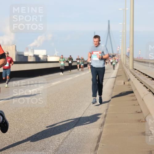 03.10.2025 - Köhlbrandbrückenlauf Lena Gebhardt http://msf.ph/oto/9126887 03.10.2025 09:46:42 Position 2  meine-sportfotos.de