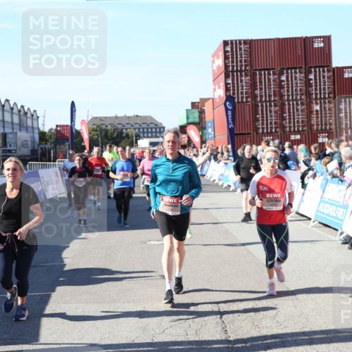 03.10.2025 - Köhlbrandbrückenlauf Jannik Wohlers http://msf.ph/oto/9126911 03.10.2025 13:24:08 Ziel 4442, 4529, 4647, 4657, 4698, 4942, 5106, 5321, 5350, 5361, 5387, 5389, 5419, 5432, 5986, 6119, 6168, 6169, 6442, 6443, 6557, 6643, 6701 meine-sportfotos.de