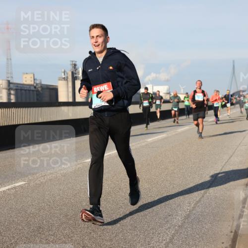 03.10.2025 - Köhlbrandbrückenlauf Lena Gebhardt http://msf.ph/oto/9126986 03.10.2025 09:46:49 Position 2  meine-sportfotos.de