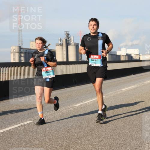 03.10.2025 - Köhlbrandbrückenlauf Lena Gebhardt http://msf.ph/oto/9127432 03.10.2025 09:47:14 Position 2 3465, 3462 meine-sportfotos.de