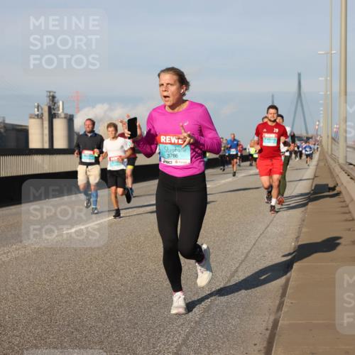 03.10.2025 - Köhlbrandbrückenlauf Lena Gebhardt http://msf.ph/oto/9127461 03.10.2025 09:47:20 Position 2 3766, 19 meine-sportfotos.de