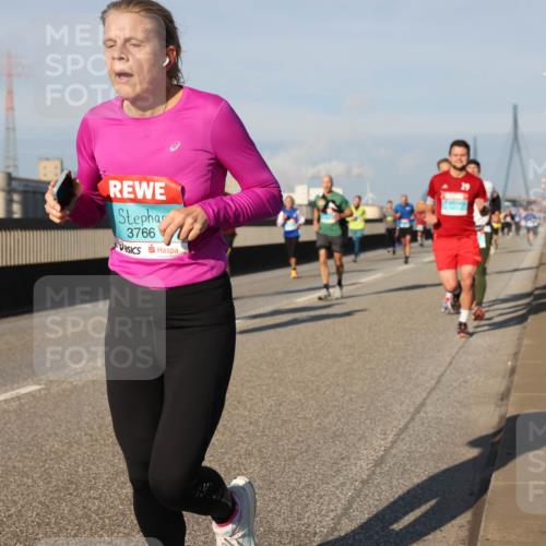 03.10.2025 - Köhlbrandbrückenlauf Lena Gebhardt http://msf.ph/oto/9127471 03.10.2025 09:47:20 Position 2 3766 meine-sportfotos.de