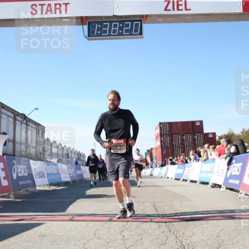 03.10.2025 - Köhlbrandbrückenlauf Jannik Wohlers http://msf.ph/oto/9128245 03.10.2025 13:38:20 Ziel 4435, 5139, 5335, 5509, 6581, 6582, 6583 meine-sportfotos.de
