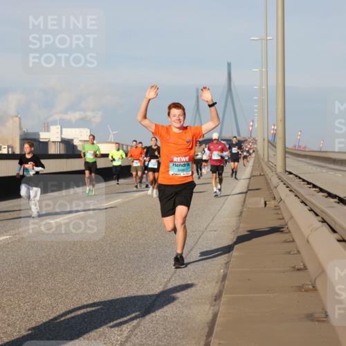 03.10.2025 - Köhlbrandbrückenlauf Lena Gebhardt http://msf.ph/oto/9128259 03.10.2025 09:48:10 Position 2 3496 meine-sportfotos.de