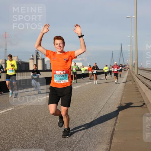 03.10.2025 - Köhlbrandbrückenlauf Lena Gebhardt http://msf.ph/oto/9128327 03.10.2025 09:48:12 Position 2 3496 meine-sportfotos.de