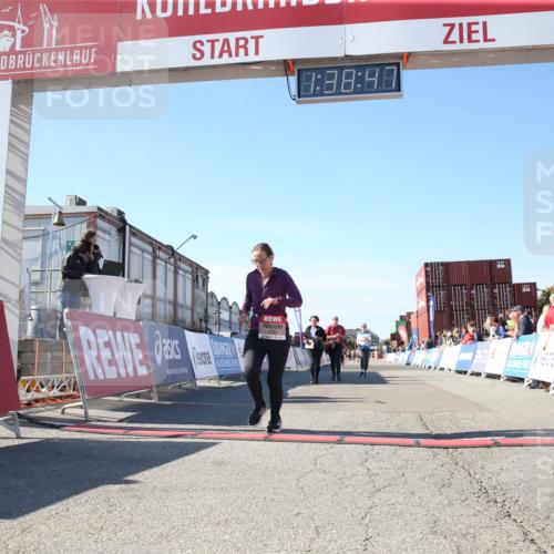 03.10.2025 - Köhlbrandbrückenlauf Jannik Wohlers http://msf.ph/oto/9128339 03.10.2025 13:38:48 Ziel 4723, 5529, 5533, 6640 meine-sportfotos.de