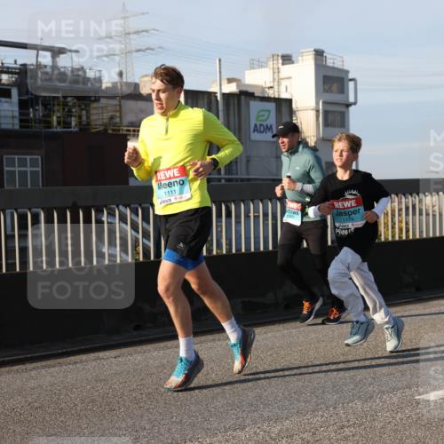 03.10.2025 - Köhlbrandbrückenlauf Lena Gebhardt http://msf.ph/oto/9128384 03.10.2025 09:48:13 Position 2 1111, 1173 meine-sportfotos.de