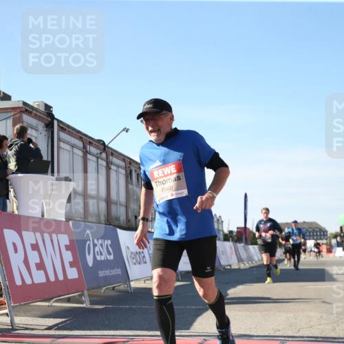 03.10.2025 - Köhlbrandbrückenlauf Jannik Wohlers http://msf.ph/oto/9128437 03.10.2025 13:39:27 Ziel 4789, 5135, 5444, 5741, 5745, 5766, 5988, 5989, 5991, 5998, 6259, 6560 meine-sportfotos.de