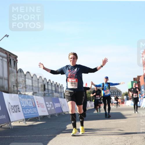 03.10.2025 - Köhlbrandbrückenlauf Jannik Wohlers http://msf.ph/oto/9128443 03.10.2025 13:39:29 Ziel 4621, 4789, 5135, 5176, 5444, 5741, 5745, 5988, 5989, 5991, 5998, 6259, 6560 meine-sportfotos.de