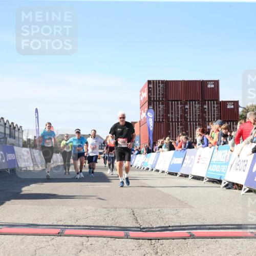03.10.2025 - Köhlbrandbrückenlauf Jannik Wohlers http://msf.ph/oto/9128486 03.10.2025 13:39:49 Ziel 5264, 5484, 5508, 5565, 5566, 6399, 6400, 6401, 6403 meine-sportfotos.de