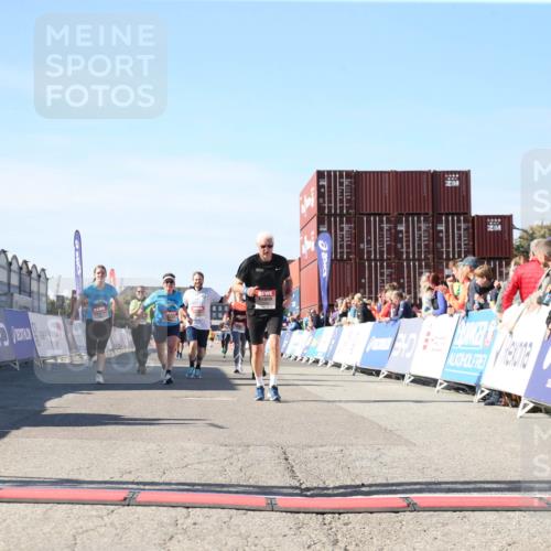 03.10.2025 - Köhlbrandbrückenlauf Jannik Wohlers http://msf.ph/oto/9128488 03.10.2025 13:39:49 Ziel 5264, 5484, 5508, 5565, 5566, 6399, 6400, 6401, 6403 meine-sportfotos.de