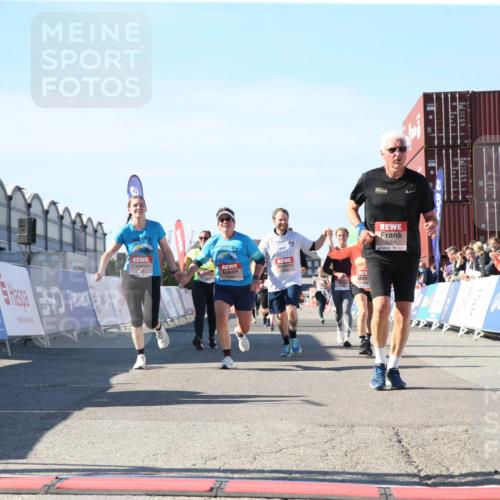 03.10.2025 - Köhlbrandbrückenlauf Jannik Wohlers http://msf.ph/oto/9128489 03.10.2025 13:39:50 Ziel 5264, 5484, 5508, 5565, 5566, 6399, 6400, 6401, 6403 meine-sportfotos.de