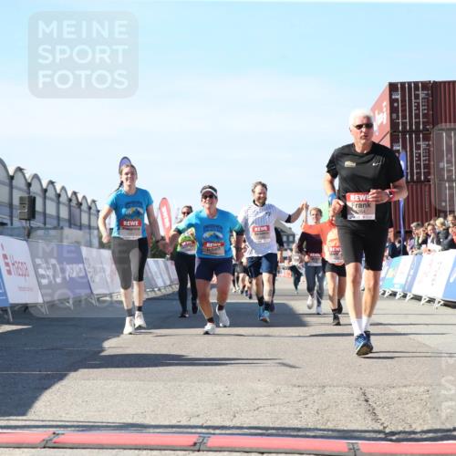 03.10.2025 - Köhlbrandbrückenlauf Jannik Wohlers http://msf.ph/oto/9128492 03.10.2025 13:39:50 Ziel 5264, 5484, 5508, 5565, 5566, 6399, 6400, 6401, 6403 meine-sportfotos.de