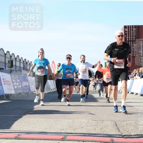 03.10.2025 - Köhlbrandbrückenlauf Jannik Wohlers http://msf.ph/oto/9128499 03.10.2025 13:39:51 Ziel 5264, 5484, 5487, 5508, 5565, 5566, 6399, 6400, 6401, 6403 meine-sportfotos.de
