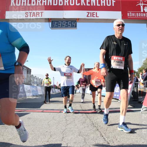 03.10.2025 - Köhlbrandbrückenlauf Jannik Wohlers http://msf.ph/oto/9128533 03.10.2025 13:39:55 Ziel 5264, 5484, 5487, 5508, 5565, 5566, 5831, 5832, 5835, 6399, 6400, 6401, 6403, 6522 meine-sportfotos.de
