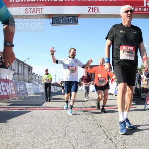 03.10.2025 - Köhlbrandbrückenlauf Jannik Wohlers http://msf.ph/oto/9128537 03.10.2025 13:39:55 Ziel 5264, 5484, 5487, 5508, 5565, 5566, 5831, 5832, 5835, 6399, 6400, 6401, 6403, 6522 meine-sportfotos.de